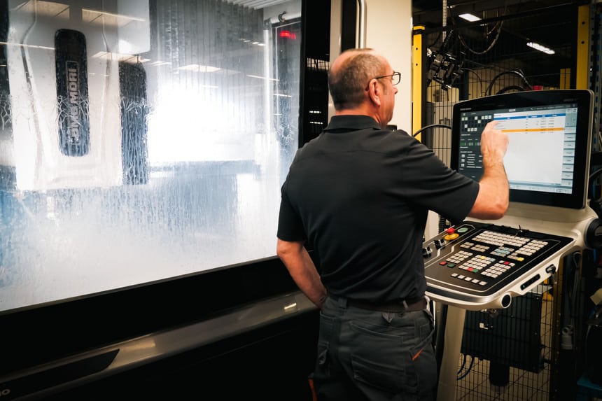 Opérateur sur centre d'usinage d'Inconel