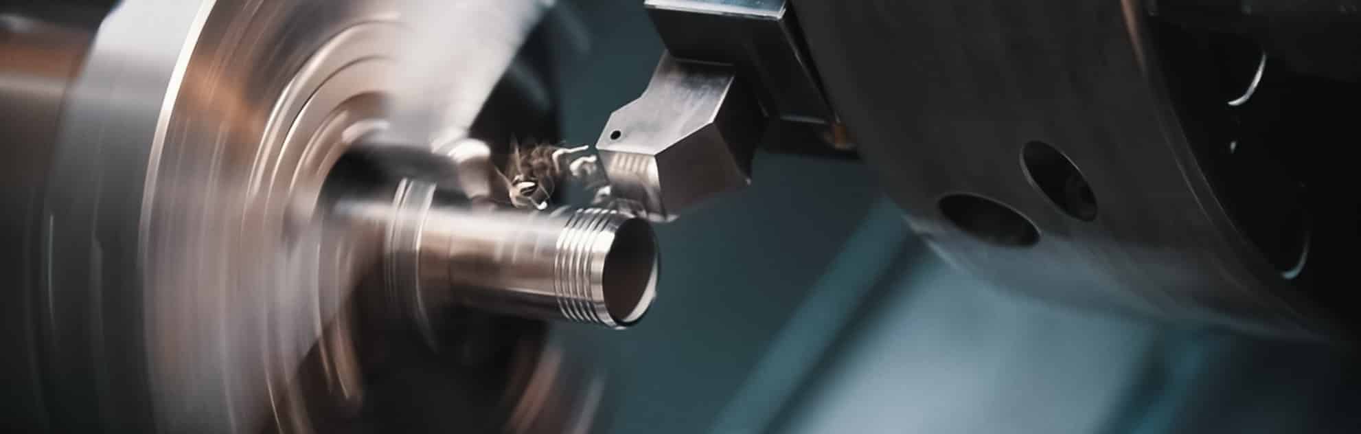 Pièce en inox dans une machine de décolletage CNC